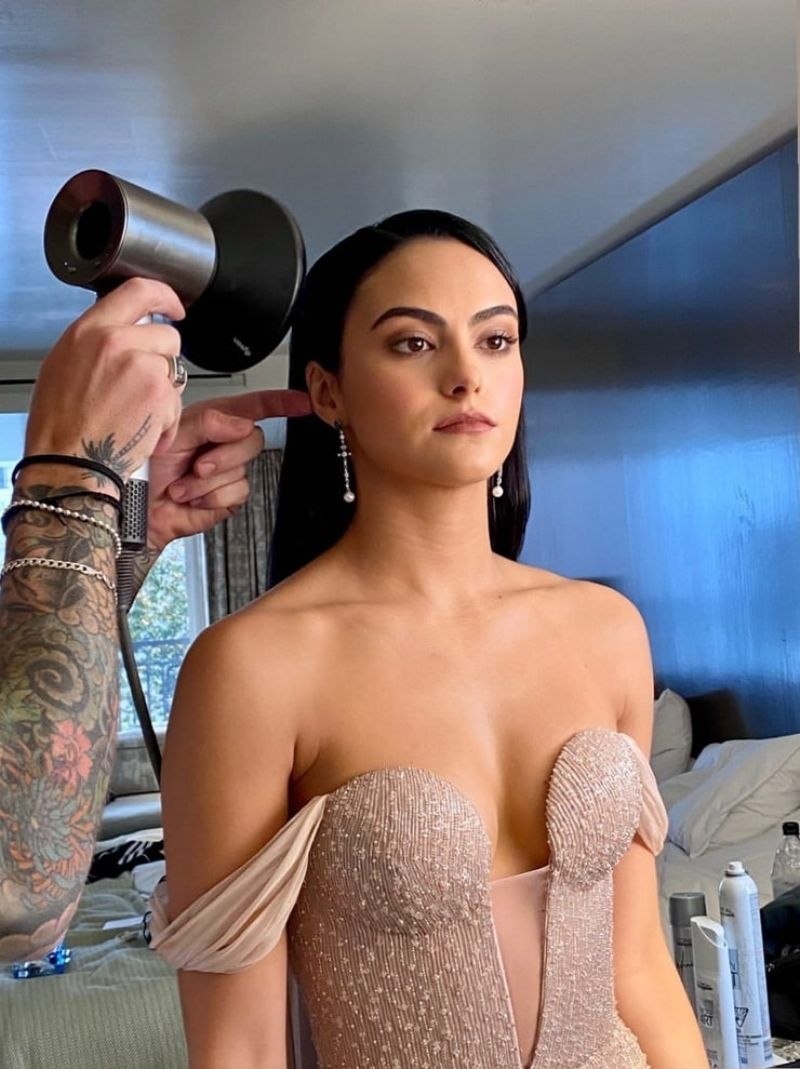 Camilla Mendes chaude