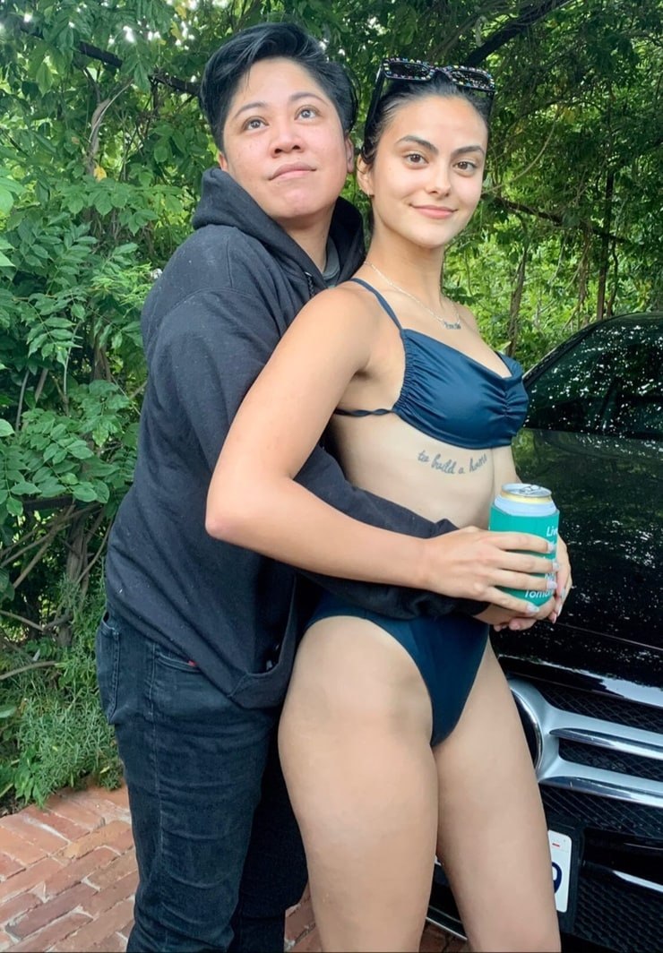 Pieds Camila Mendes