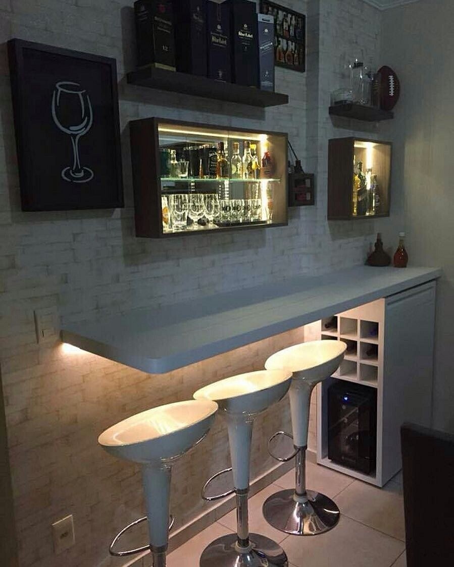 Bar Stand dans la cuisine près du mur