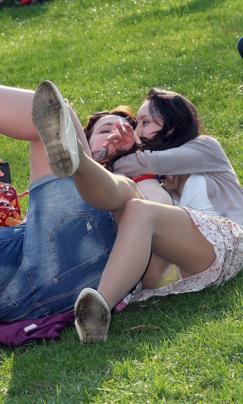 Collants sous une jupe dans une auto