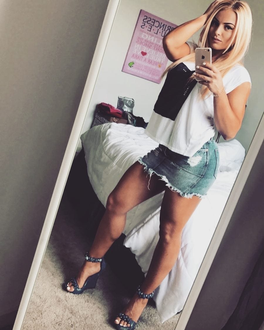 Mandy Rose dans une robe