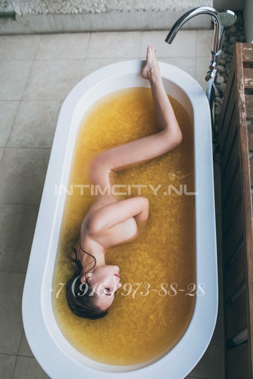 Fille complète dans la salle de bain