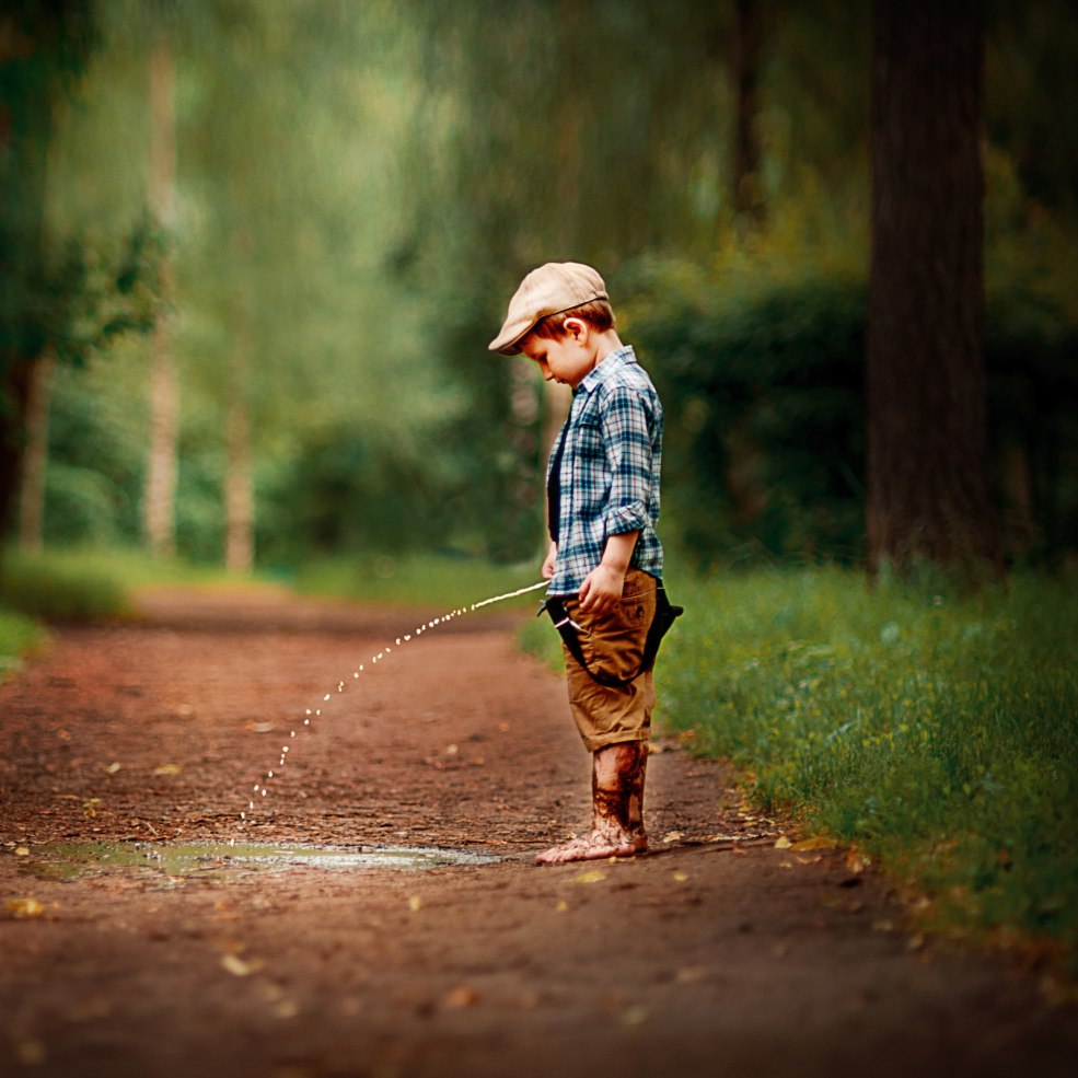 Fille dans les toilettes