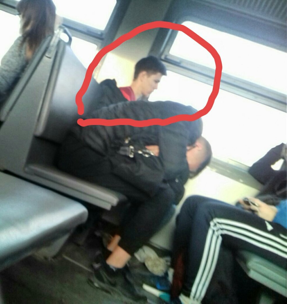 Un homme dans un train électrique