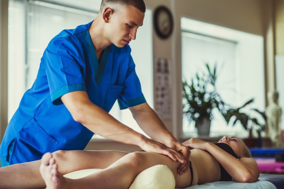 Massage thérapeutique à un homme