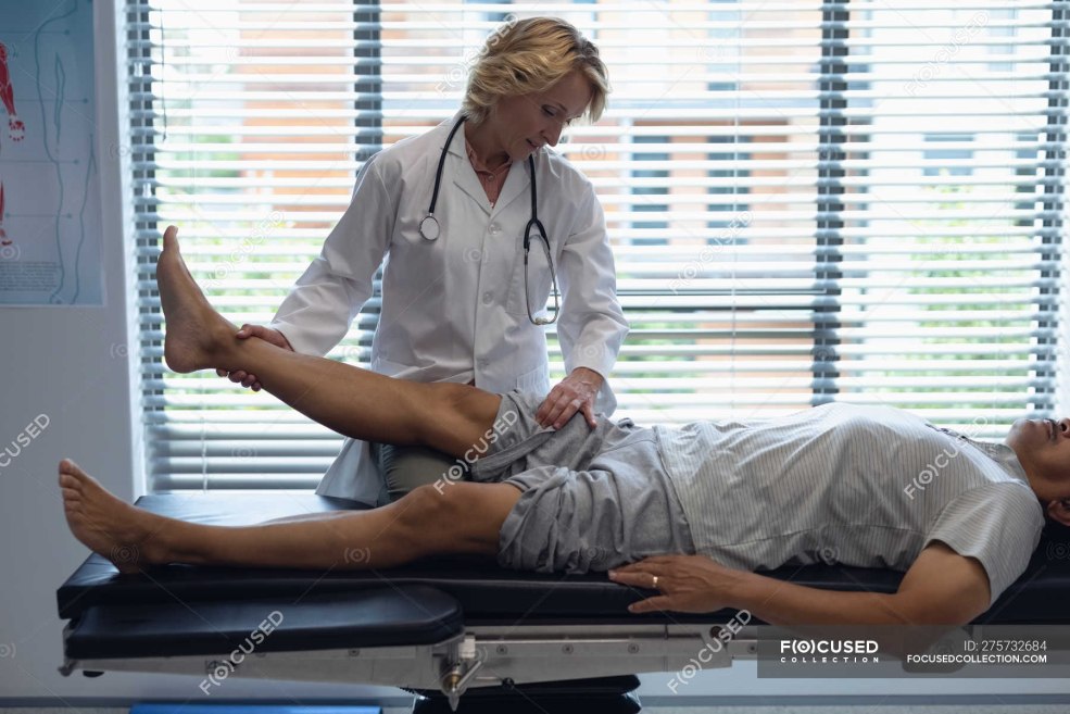 Le médecin examine le membre du patient