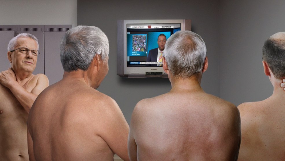 Homme âgé nue devant le miroir