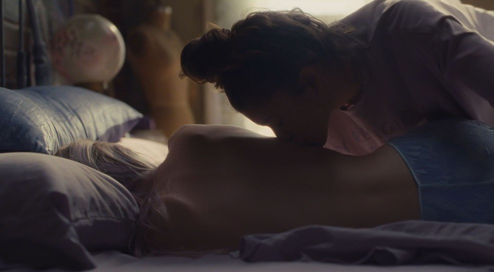 Hunter Schafer Euphoria Juls Scène au lit