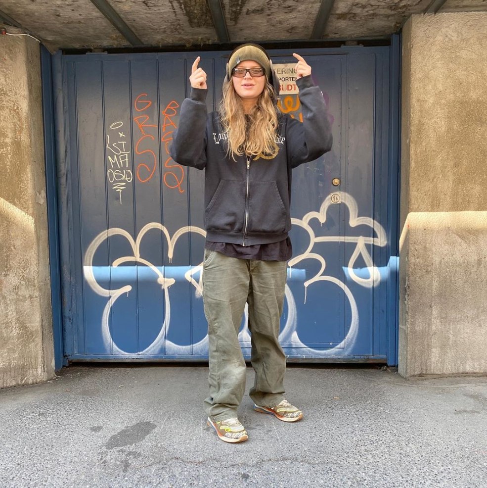Fille en couverture rouge