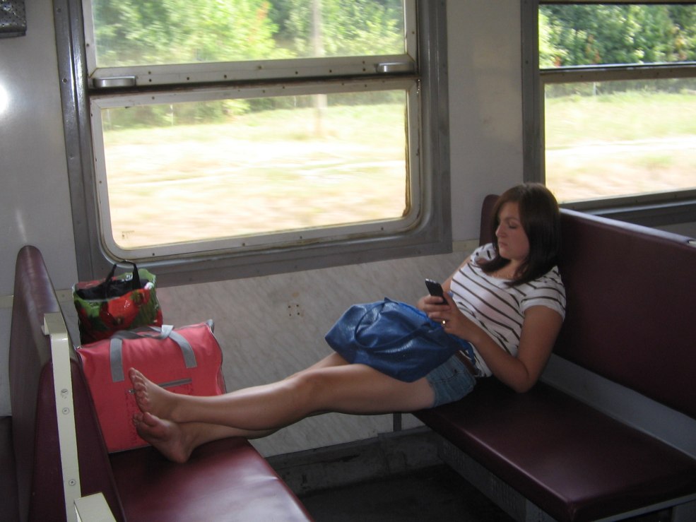 Filles pieds nus dans le train