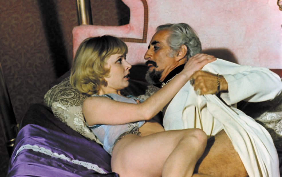 Mari âgé avec sa femme au bord de la piscine