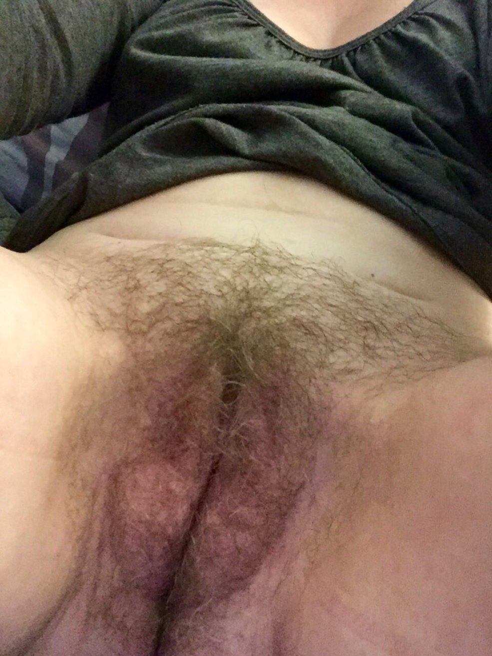 Milf poilue ouverte sale