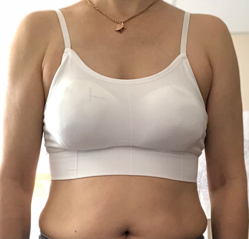 Poitrine dans un sable de soutien-gorge bleu