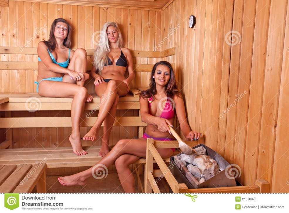 Groupe de filles dans le sauna