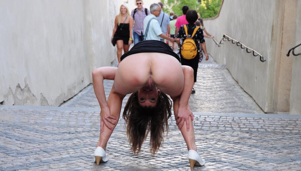 Body Standing Spreading Ass HD dans la rue