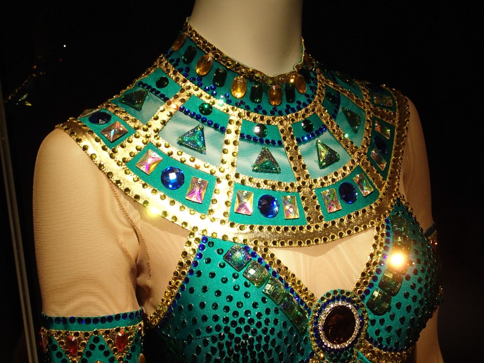 Gymnastique rythmique d'une femme