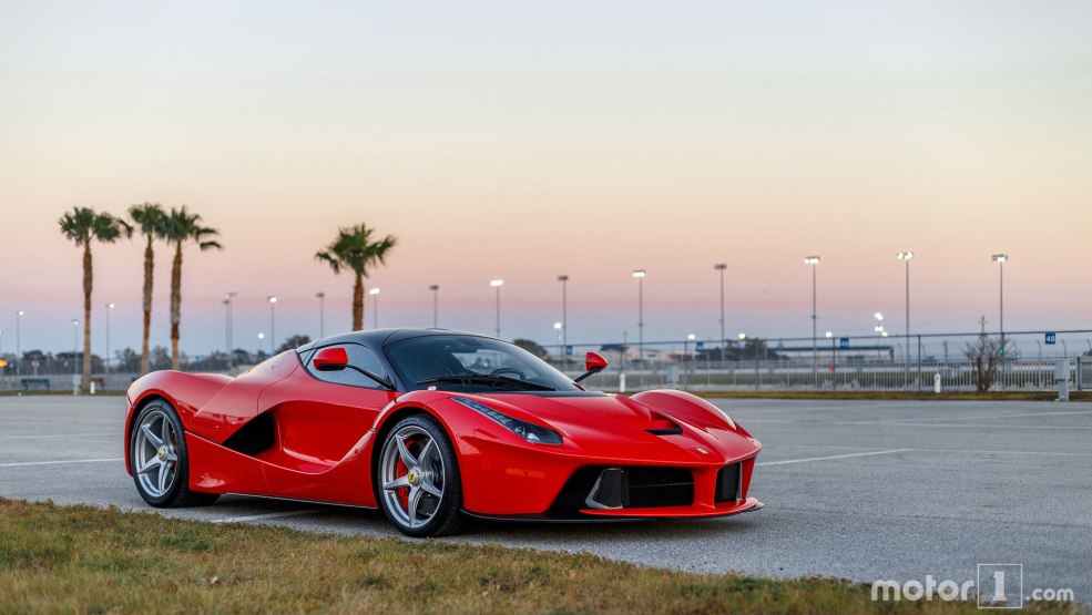 Plié dans le coffre d'une voiture