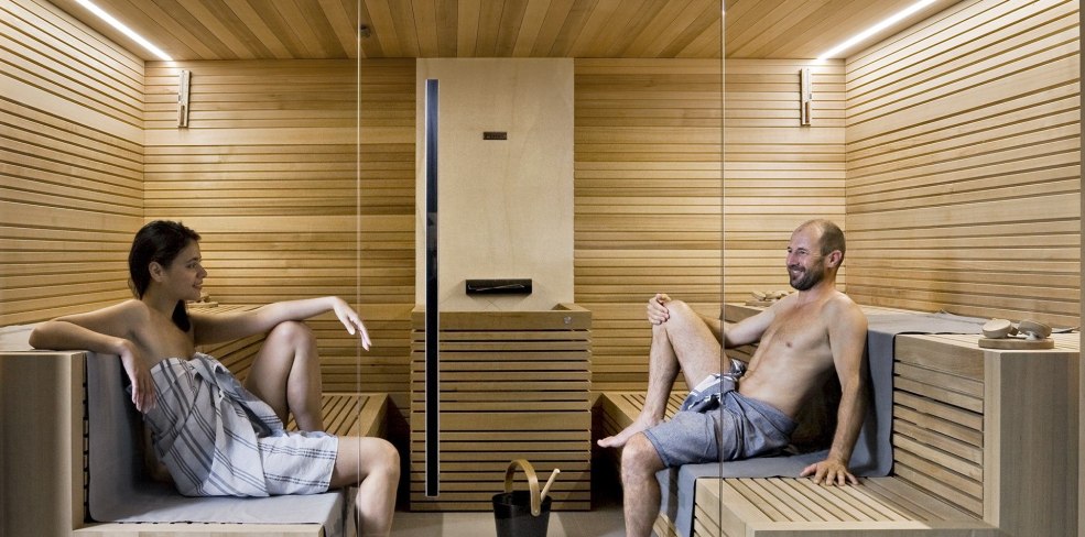 Garçon avec une fille sauna