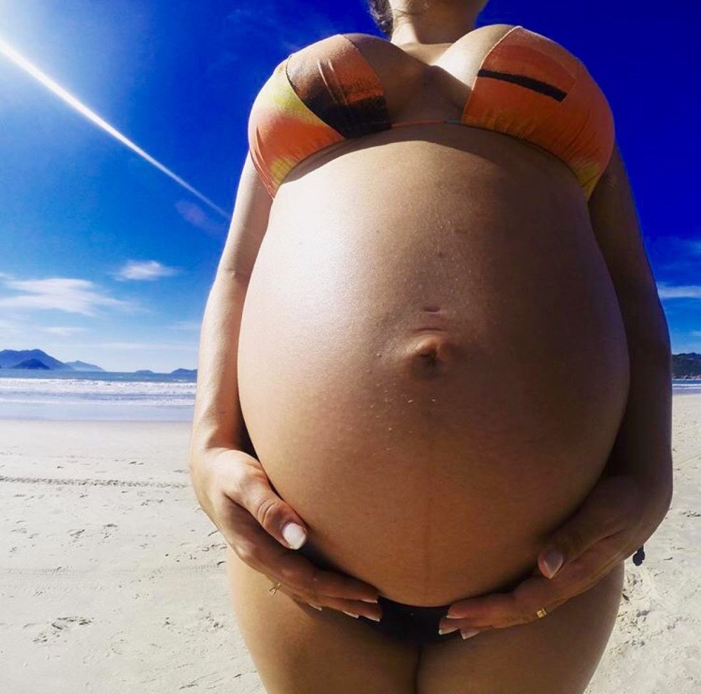 Les femmes enceintes nues accouchent