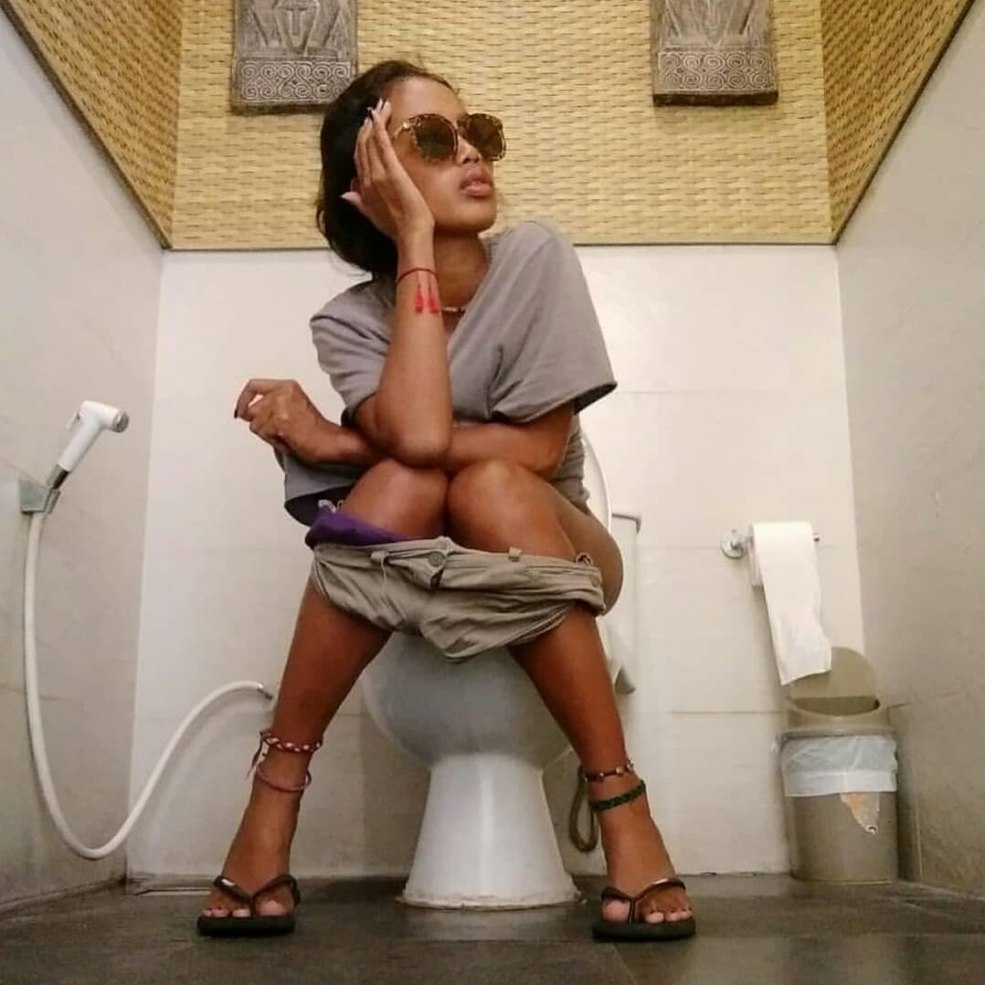 La chatte des femmes dans les toilettes debout
