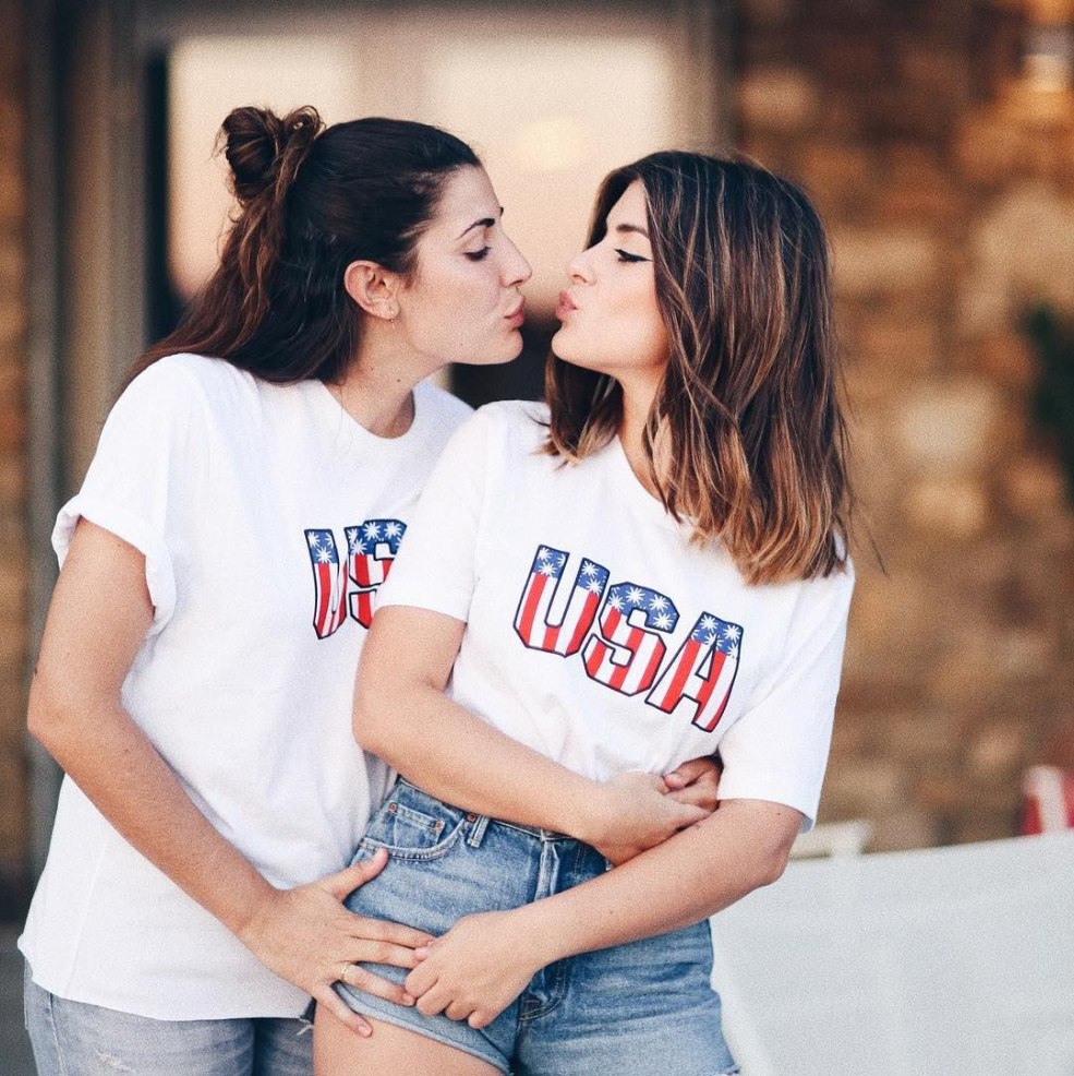 Les filles LGBT s'embrassent