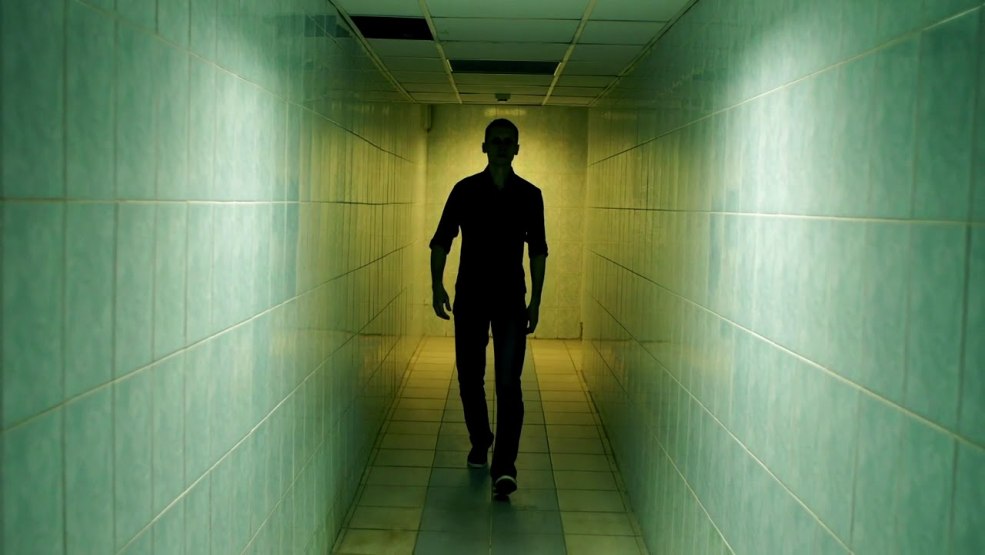 Homme dans le couloir