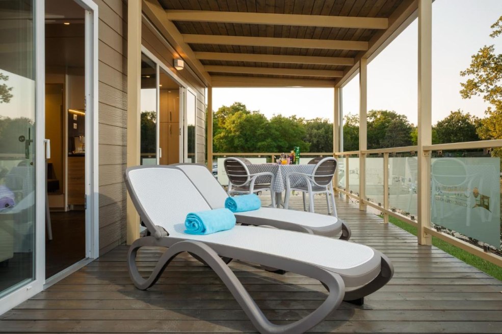 Fille seule au bord de la mer