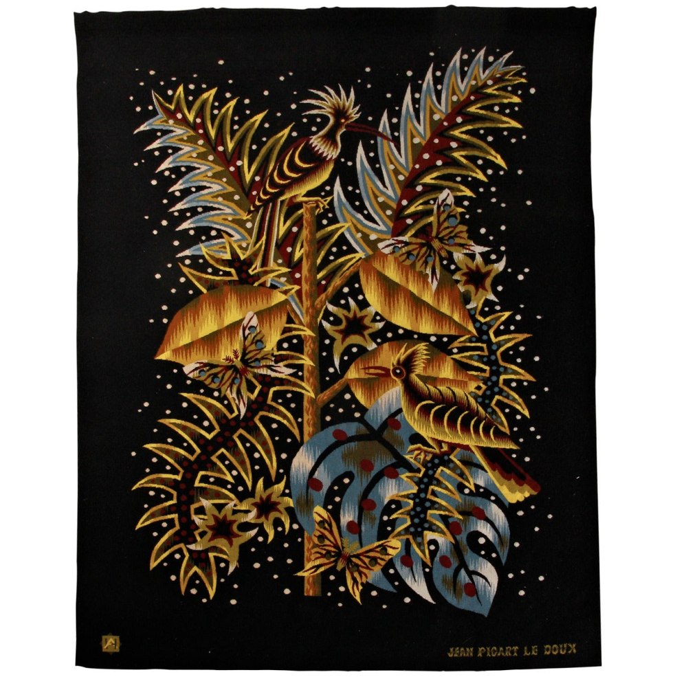 Fille nageant dans la mer en face