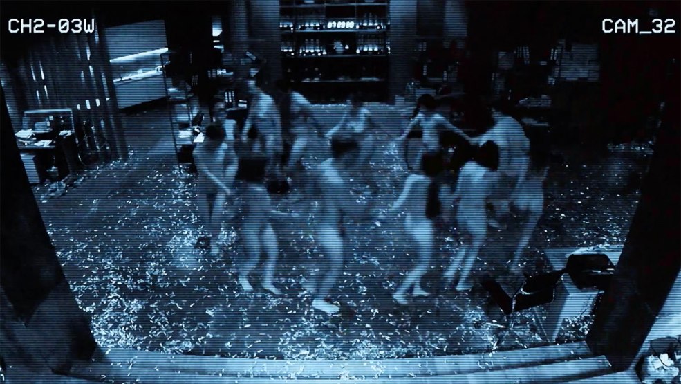 Scènes nues de la série Coll Center