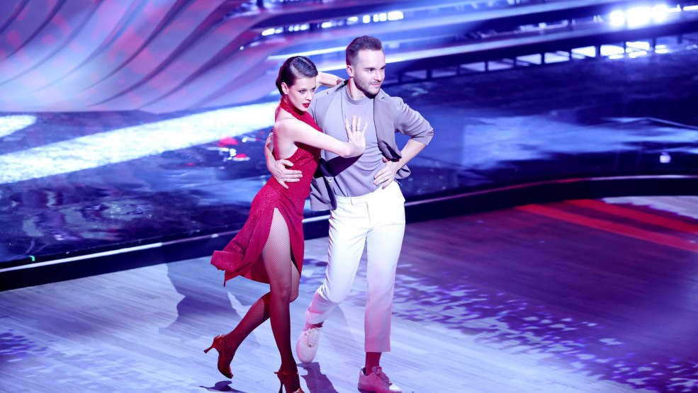 Katerina Spitz dansant avec des étoiles