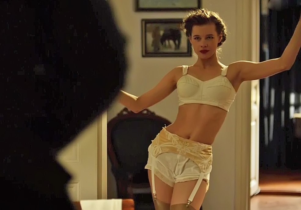 Katerina Spitz dans la lingerie inférieure