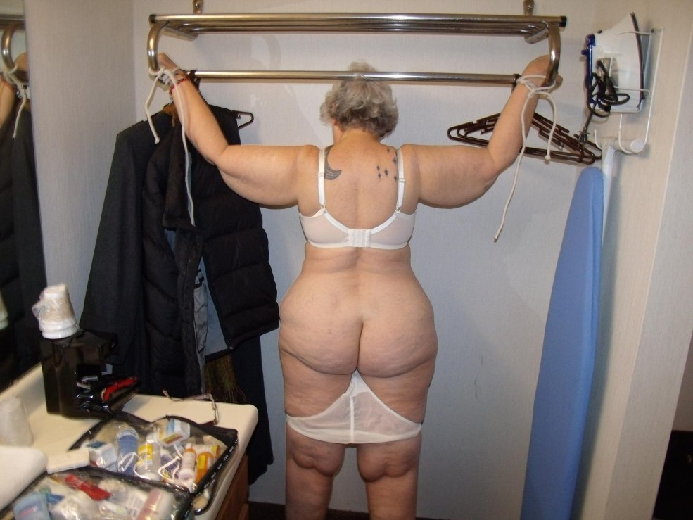 Vieilles femmes en collants et culotte