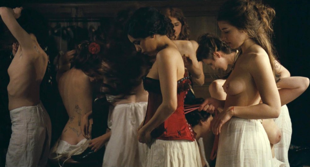 Sleep Kim entièrement nu