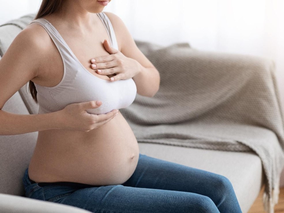 Tatouage silhouette d'une femme avec un enfant