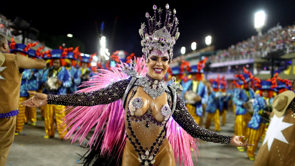 Participants nus au carnaval à Rio