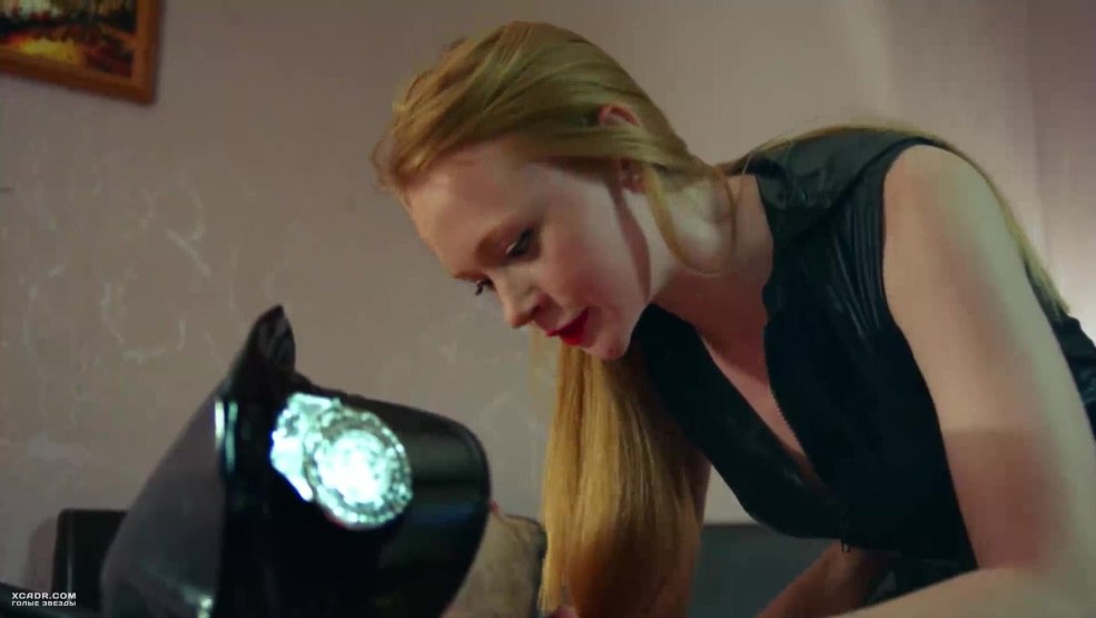 Hôtel Eleon Hotel où Senya se maculte de l'huile