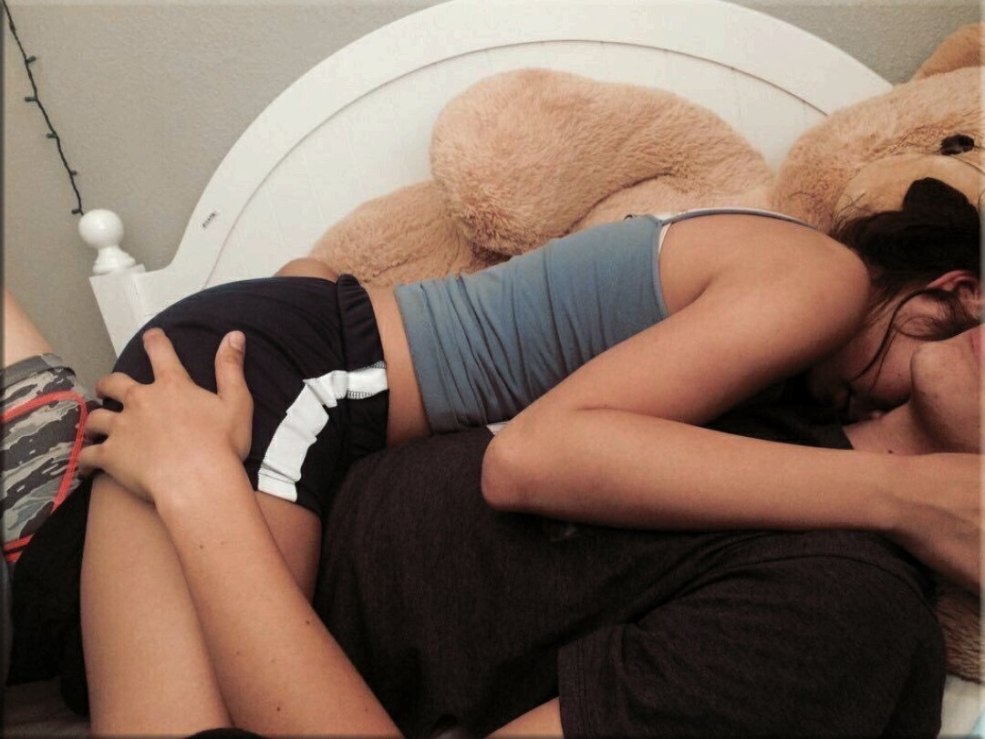 La fille est allongée sur le gars sokhra