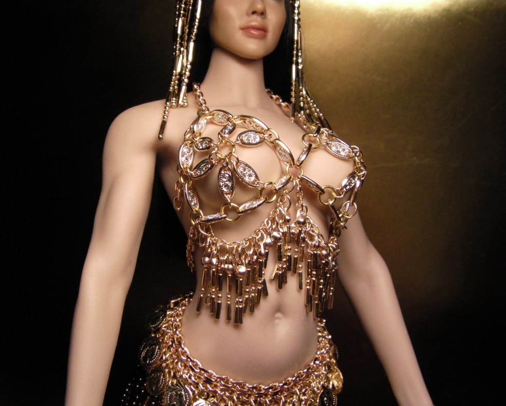 Madina Shirmamedova est nue