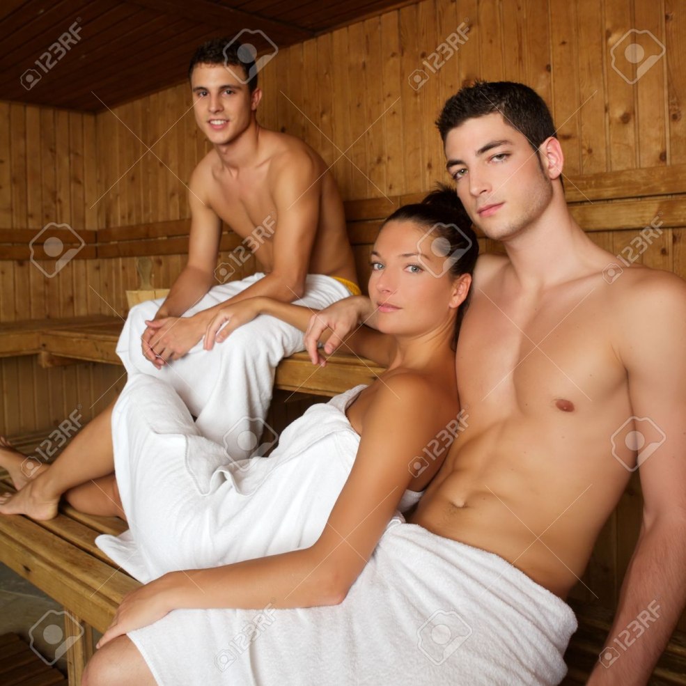 Deux filles et gars dans le bain de bain