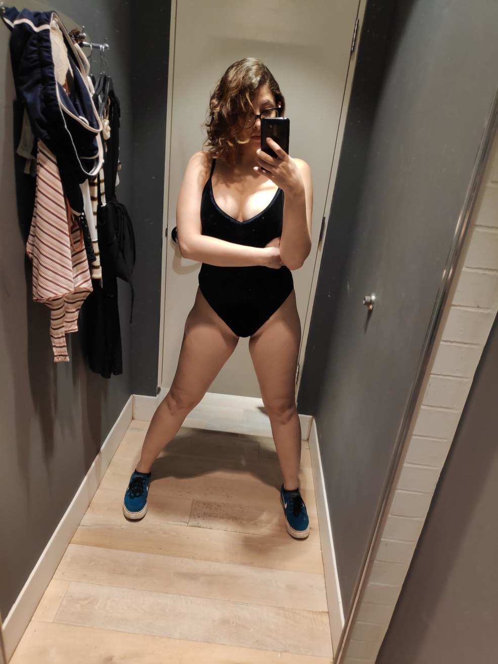 Fille en short dans le miroir