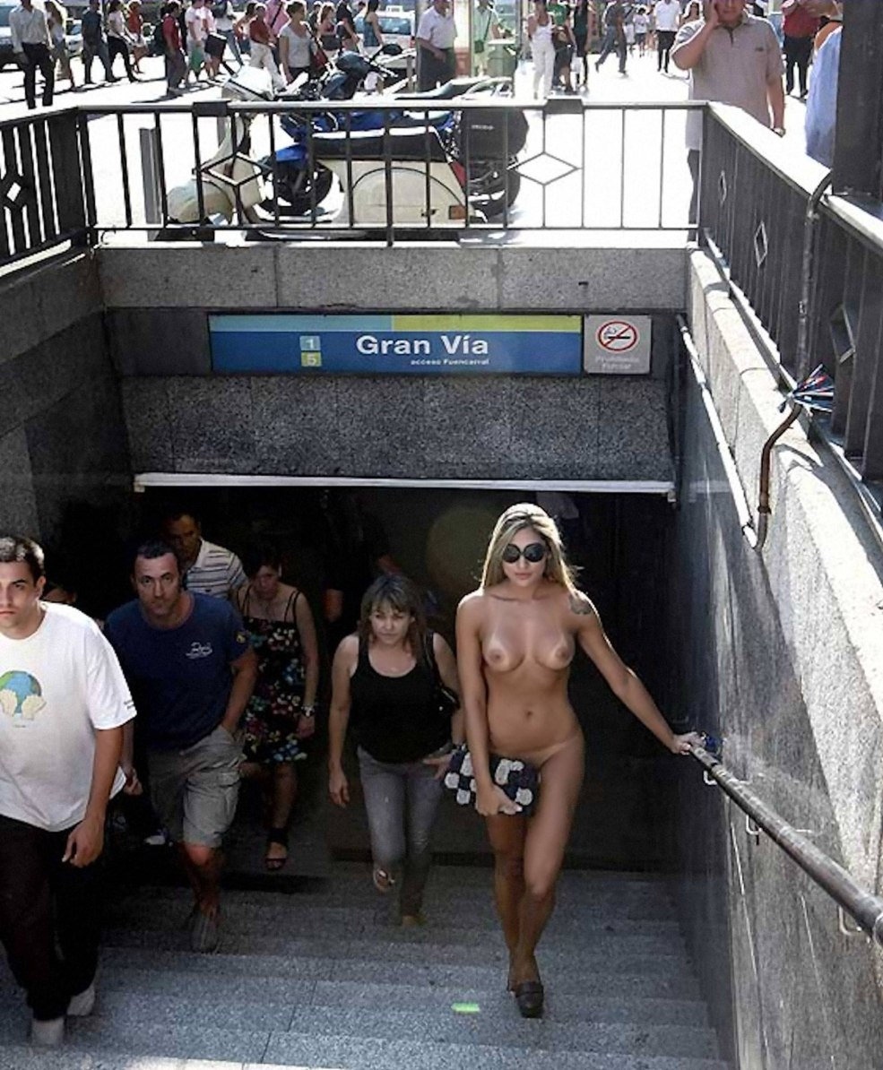 Les femmes nues font du sport