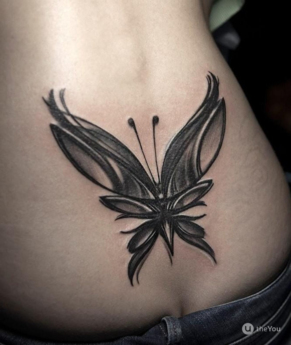 Tatouage papillon dans le bas du dos