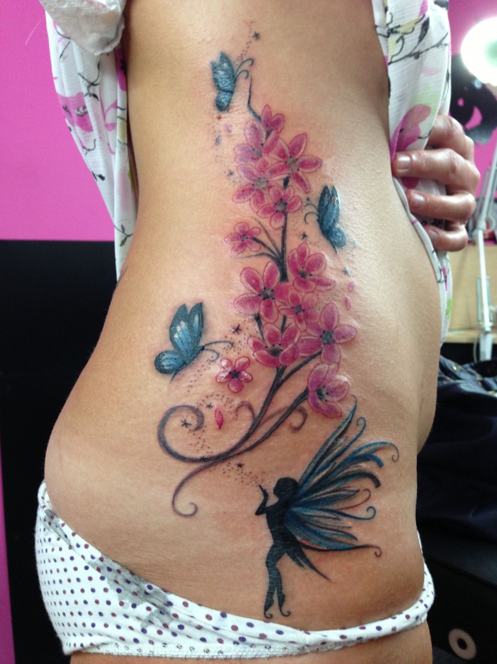 Tatouage papillon sur la hanche