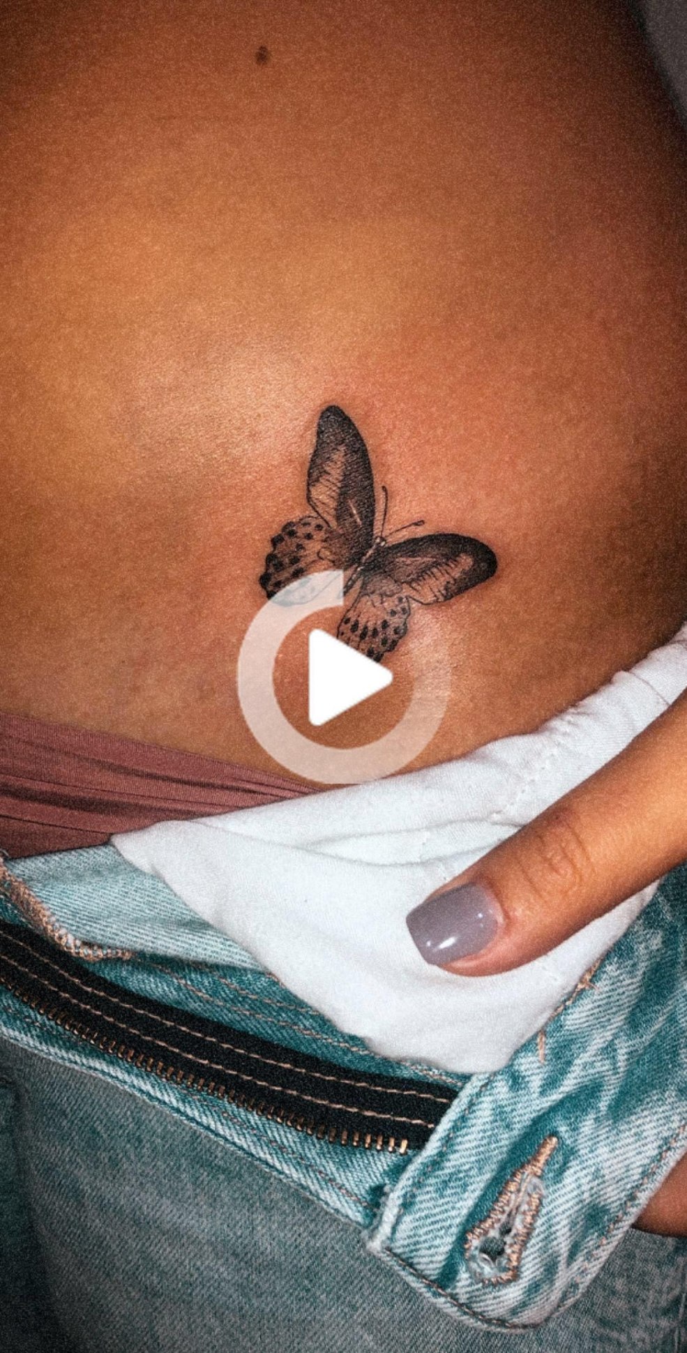 Tatouage papillon sur la hanche