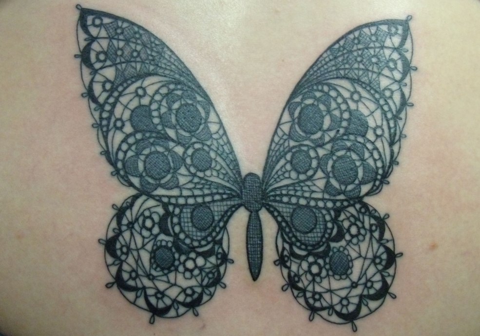 Tatouage de papillon en dentelle