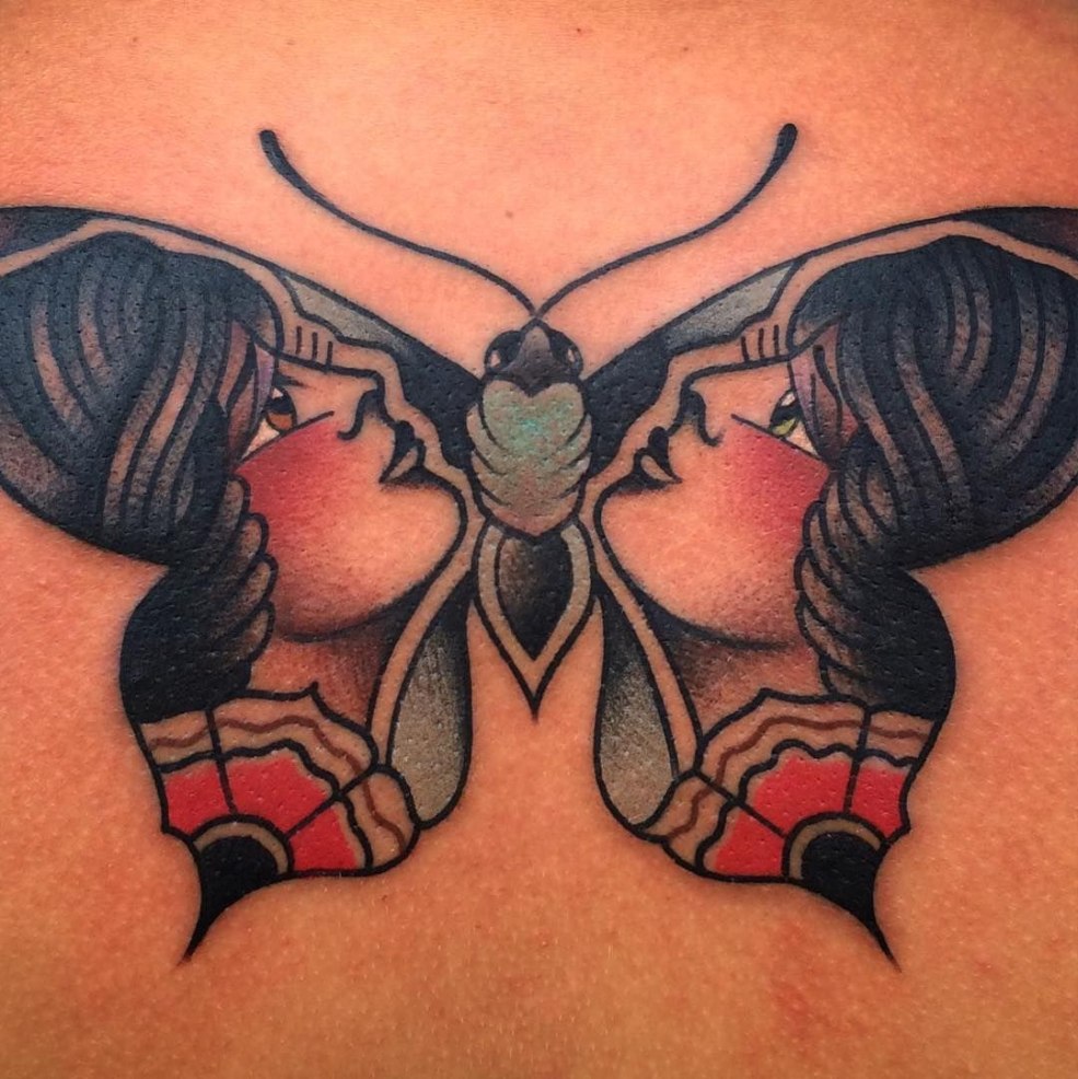 Tatouage de papillons embrasser