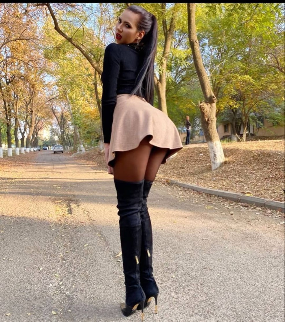 Une jupe à fesses courte