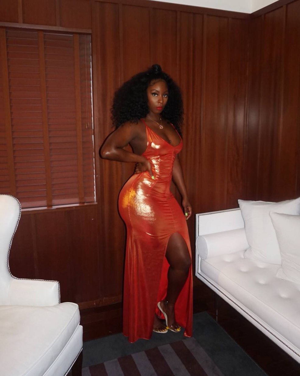 Carrie Lachance dans une jupe