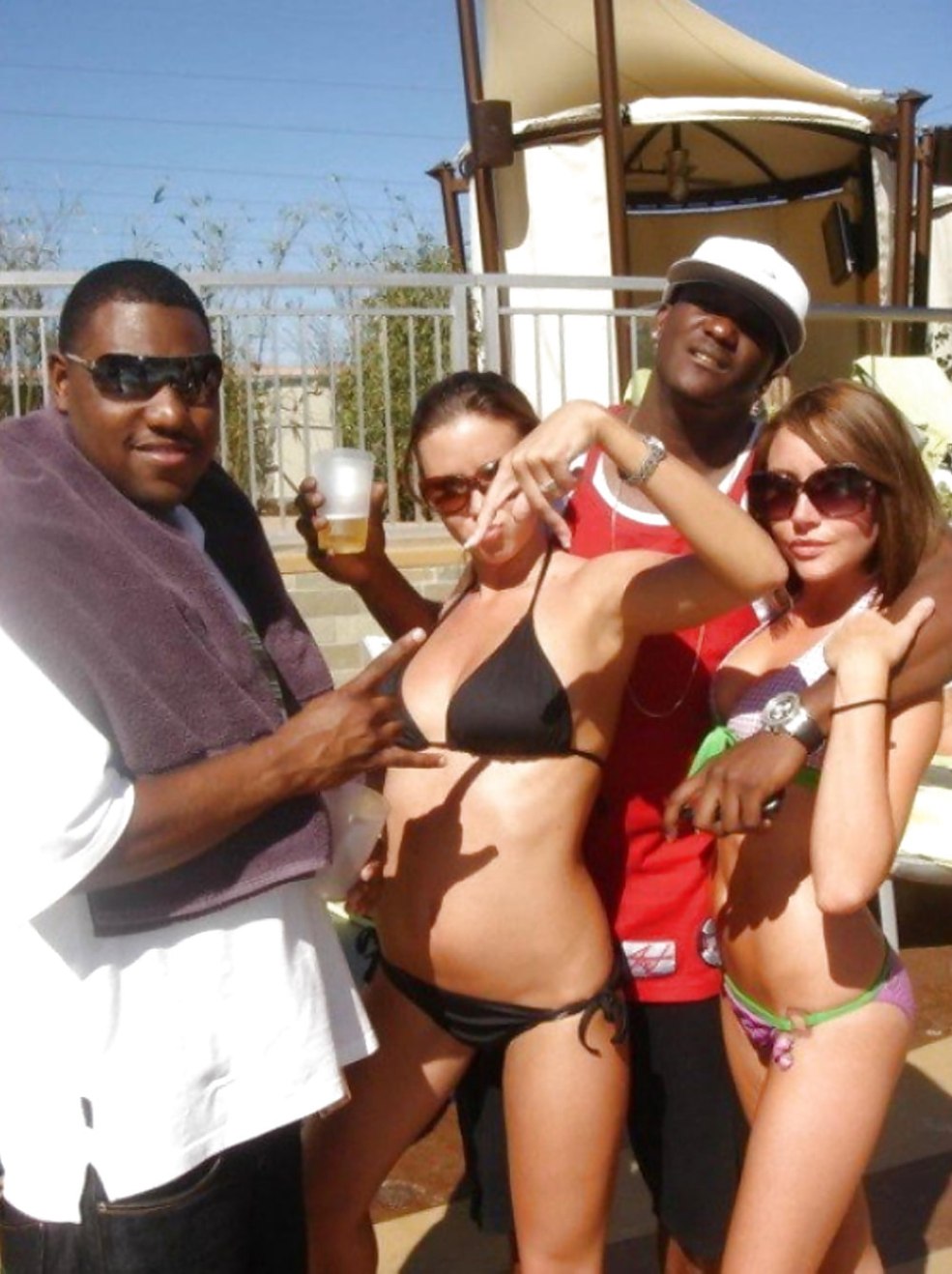 Kara Stone fait la pose de style doggy de téléchargement nu