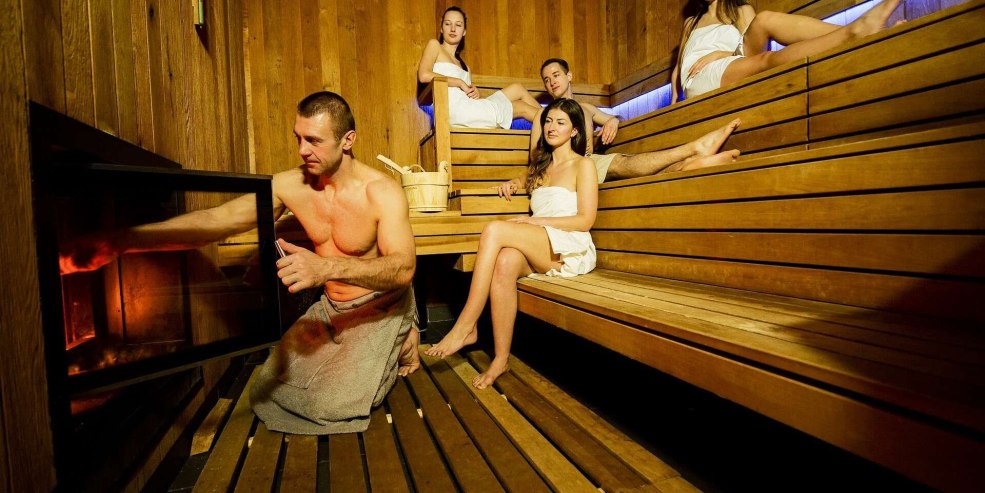 Baise de groupe dans le sauna